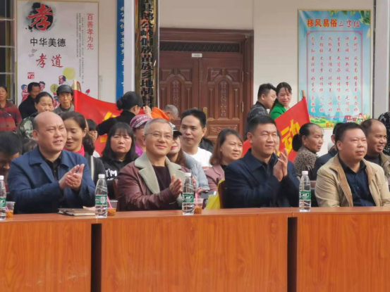图为绥宁县人民政府副县长易志亮(右三)到场参加并指导了扶贫成果集中